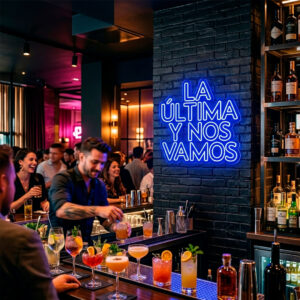 Frase Luminosa "La Última y Nos Vamos" en Neón LED – 60cm x 58cm